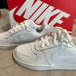 Women’s Nike tennis shoe